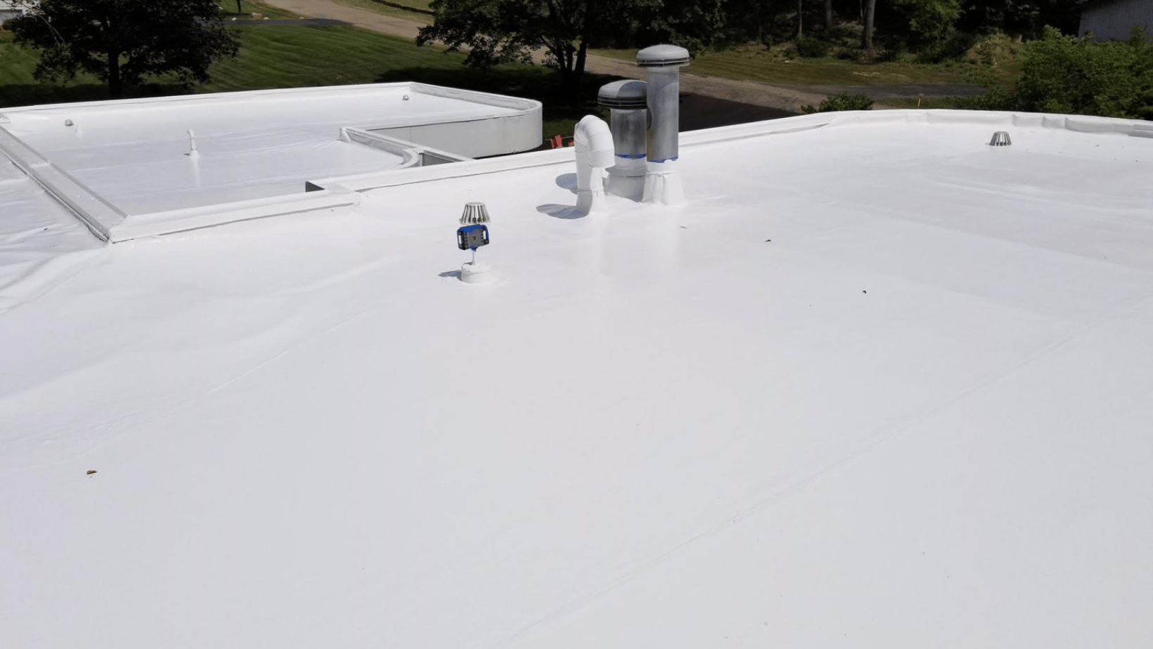 A white roof with a matching white cover, showcasing a clean and modern architectural design.